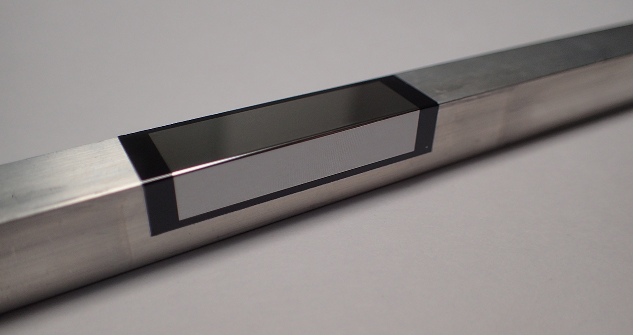 総厚0.1mm以下の貼り付け可能なスケール